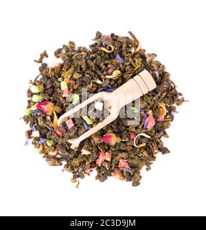 Tè Guan Yin cravatta con boccioli di rosa, frutta candita, petali di fiori di mais, isolato su sfondo bianco. Tè biologico. Vista dall'alto. Primo piano. Foto Stock