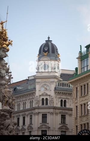 Torre dell'Orologio con l'iscrizione generali. Architettura in piazza centrale. Aprile 2013. Vienna, Austria Foto Stock