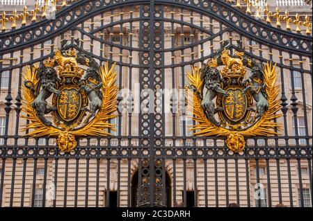 Il Royal Coat of Arms sulle porte in ferro battuto del Buckingham Palace a Londra, Inghilterra, Gran Bretagna. Foto Stock