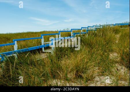 Un passaggio pedonale protegge le dune di sabbia con l'erba delle dune a Weststrand vicino a List sull'isola di Sylt, la più grande isola del Nord Frisia, Schleswig-Holstein, Foto Stock