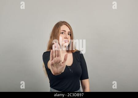 Braccio di palma sollevato aria arrabbiato diritto non passare attraverso l'espressione facciale duro Foto Stock