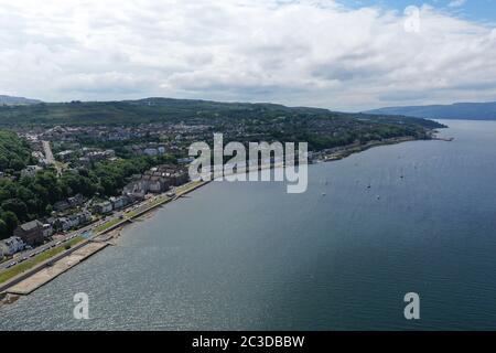 Vista aerea del drone su Gourock guardando ad ovest verso il terminal dei traghetti McInroy's Point. Foto Stock