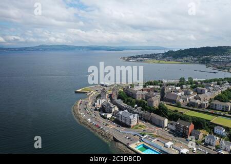 Vista aerea del drone di Gourock guardando a est lungo il fiume Clyde Foto Stock