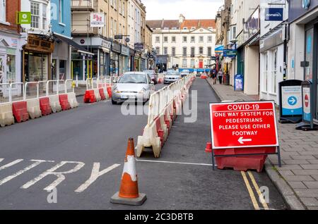 Sistema pedonale di sola andata istituito nel villaggio di Clifton Bristol per incoraggiare le distanze sociali durante la pandemia di Coronavirus del 2020 Foto Stock