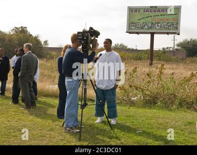 Austin Texas USA, 2008: TV News equipaggio interviste afro-americano studente di scuola superiore durante la presentazione della scuola dropout prevenzione billboard. Gli studenti, insieme al loro insegnante di arte scolastica, hanno progettato il cartellone. ©Marjorie Kamys Cotera/Daemmrich Photography Foto Stock