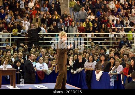 Austin, Texas USA, 3 marzo 2008: Il Sen. Hillary Clinton, candidato leader per la candidatura presidenziale democratica, parla ad una folla entusiasta il giorno prima delle elezioni primarie del Texas. ©Marjorie Kamys Cotera/Daemmrich Photography Foto Stock