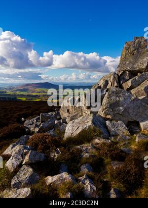 Vista verso ovest verso Corndon Hill e la campagna di confine gallese dalle Stiperstones nelle Shropshire Hills Inghilterra Regno Unito Foto Stock