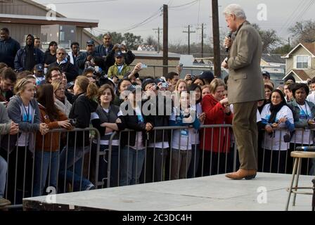 Austin, Texas USA, 15 febbraio 2009: Gli studenti del college ascoltano l'ex presidente Bill Clinton parlare al Rosewood Park di East Austin. I volontari studenteschi stavano lavorando a progetti di manutenzione nel parco come parte della componente di servizio della comunità della Clinton Global Initiative. ©Marjorie Kamys Cotera/Daemmrich Photography Foto Stock