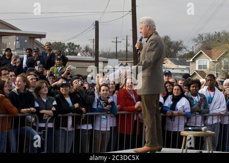 Austin, Texas USA, 15 febbraio 2009: Gli studenti del college ascoltano l'ex presidente Bill Clinton parlare al Rosewood Park di East Austin. I volontari studenteschi stavano lavorando a progetti di manutenzione nel parco come parte della componente di servizio della comunità della Clinton Global Initiative. ©Marjorie Kamys Cotera/Daemmrich Photography Foto Stock