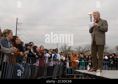 Austin, Texas USA, 15 febbraio 2009: Gli studenti del college ascoltano l'ex presidente Bill Clinton parlare al Rosewood Park di East Austin. I volontari studenteschi stavano lavorando a progetti di manutenzione nel parco come parte della componente di servizio della comunità della Clinton Global Initiative. ©Marjorie Kamys Cotera/Daemmrich Photography Foto Stock