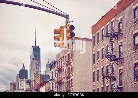 Retrò tonica immagine della città di New York il semaforo, il fuoco selettivo, STATI UNITI D'AMERICA. Foto Stock