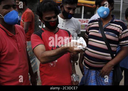 Dhaka, Bangladesh. 19 giugno 2020. Un cliente ispeziona un piccione in un mercato settimanale del bestiame vicino a Gulistan, Dhaka. Credit: MD Mehedi Hasan/ZUMA Wire/Alamy Live News Foto Stock