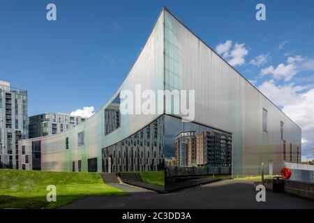 Vista generale dell'elevazione principale. Laban Dance Center, Deptford, Regno Unito. Architetto: Herzog + de Meuron, 2003. Foto Stock