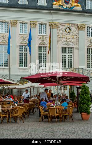 Un caffè sul marciapiede di fronte al municipio storico (stile rococo) sulla piazza del mercato di Bonn, Germania. Foto Stock