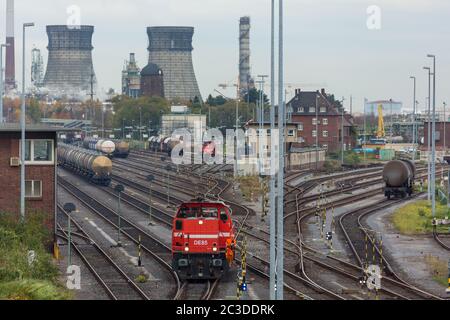 Switchyard per prodotti chimici a Colonia, Germania. Sullo sfondo colonne di distillazione e le ex torri di raffreddamento della raffineria Renania. Foto Stock