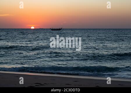 Dhow arabo in oceano all'alba a Ras al Jinz, Oman Foto Stock