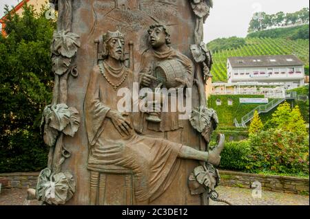 Particolare della Fontana del vino Bernkastel a Bernkastel sul fiume Mosella nel distretto di Cochem-Zell nella Renania-Palatinato, Germania. Foto Stock