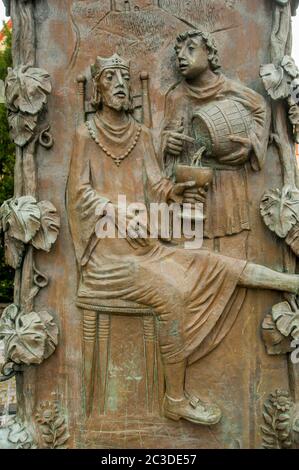 Particolare della Fontana del vino Bernkastel a Bernkastel sul fiume Mosella nel distretto di Cochem-Zell nella Renania-Palatinato, Germania. Foto Stock