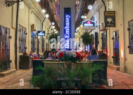 BUCAREST, ROMANIA - 20 SETTEMBRE: Serata nel cortile interno della storica Hanul cu Tei (la locanda dell'albero di Linden) nel centro storico di Bucarest, Foto Stock