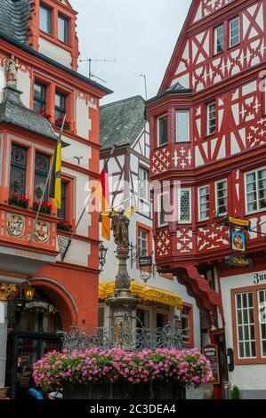 La piazza del mercato con la sua fontana e case a graticcio nella città di Bernkastel sul fiume Mosella nel quartiere Cochem-Zell in Renania-Pal Foto Stock