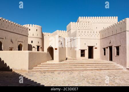 Patio di forte di Bani bu Hassan, Oman, con il suo tipico colore di argilla beige Foto Stock