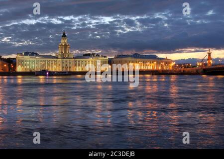 Lungomare lungo il fiume Neva a San Pietroburgo, Russia al crepuscolo, con il Museo Kunstkammer (Kunstkamera), il Museo Zoologico e uno dei Foto Stock