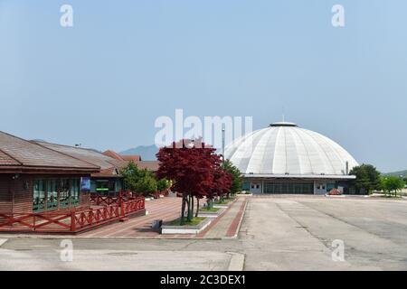 Regione turistica del Monte Kumgang, Corea del Nord - 4 maggio 2019: Strutture turistiche costruite dai coreani del Sud. Attualmente conservati e non utilizzati Foto Stock