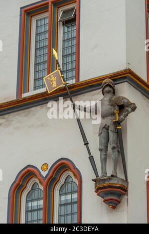 Particolare di una casa con statue nella piazza del mercato di Treviri, Germania. Foto Stock