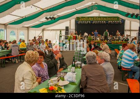 La gente che celebra una festa del vino in una tenda nella città di Traben-Trarbach sulla Mosella centrale è una città nel distretto di Bernkastel-Wittlich in RH Foto Stock