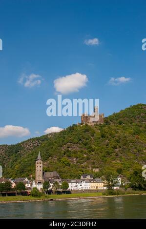 Vista sulla città di Wellmich e il castello Maus sopra il fiume Reno in Germania. Foto Stock