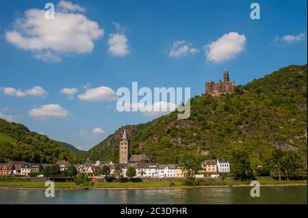 Vista sulla città di Wellmich e il castello Maus sopra il fiume Reno in Germania. Foto Stock