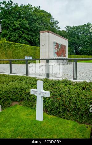 La tomba del generale dell'esercito degli Stati Uniti George Smith Patton Jr. Al cimitero e memoriale americano del Lussemburgo, un mili americano della seconda guerra mondiale Foto Stock