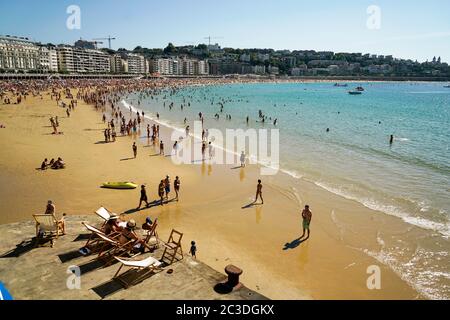 Turisti sulla spiaggia di la Concha. La Concha Bay.San Sebastian.Gipuzkoa.Basque Country.Spain. Foto Stock