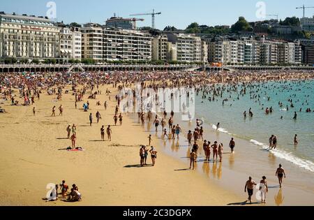 Turisti sulla spiaggia di la Concha. La Concha Bay.San Sebastian.Gipuzkoa.Basque Country.Spain. Foto Stock