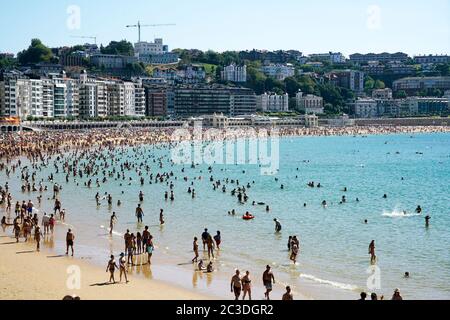 Turisti sulla spiaggia di la Concha. La Concha Bay.San Sebastian.Gipuzkoa.Basque Country.Spain. Foto Stock