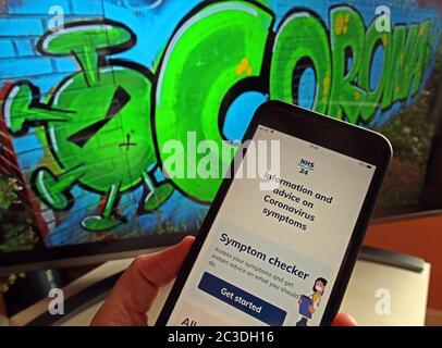App per il tracciamento e la traccia di smartphone Coronavirus Covid19 - verifica i sintomi - tecnologia dell'app NHS Foto Stock