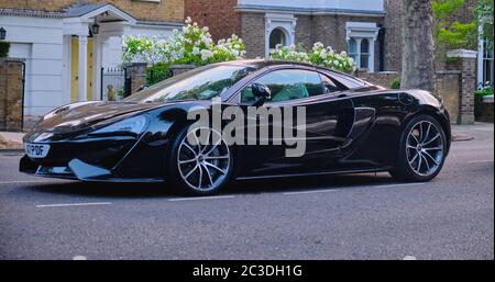 Auto sportiva britannica McLaren 570S a St John Wood Londra Foto Stock