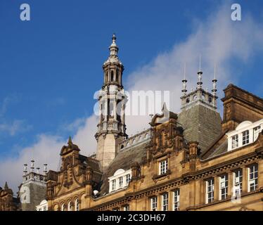 torri e cupole in pietra ornate sul tetto del mercato cittadino di leeds, un edificio storico nello yorkshire occidentale inghilterra Foto Stock