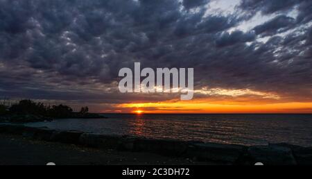 Alba su un cielo nuvoloso al Scarborough Bluffs Park a Toronto, Canada. Foto Stock