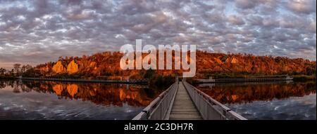 Alba su un cielo nuvoloso al Scarborough Bluffs Park a Toronto, Canada. Foto Stock