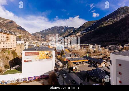 Vista alta sulle strade Andorra la Vella nella valle dei Pirenei Foto Stock