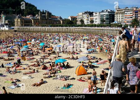 Turisti sulla spiaggia di la Concha. La Concha Bay.San Sebastian.Gipuzkoa.Basque Country.Spain. Foto Stock