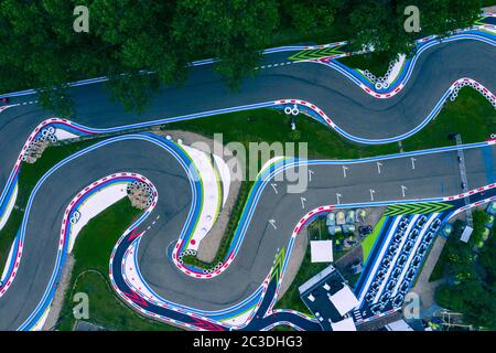 Vista aerea del drone di un kart racing nella foresta, vista dall'alto. Foto Stock