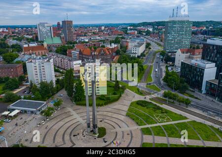 GDANSK, POLONIA - 17 GIUGNO 2020: Veduta aerea del Centro europeo di solidarietà e il monumento ai lavoratori caduti del cantiere navale del 1970 con tre croci. Foto Stock