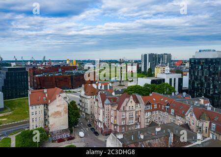 GDANSK, POLONIA - 17 GIUGNO 2020: Veduta aerea del Centro europeo di solidarietà e il monumento ai lavoratori caduti del cantiere navale del 1970 con tre croci. Foto Stock