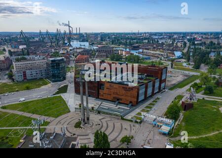 GDANSK, POLONIA - 17 GIUGNO 2020: Veduta aerea del Centro europeo di solidarietà e il monumento ai lavoratori caduti del cantiere navale del 1970 con tre croci. Foto Stock