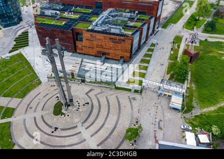 GDANSK, POLONIA - 17 GIUGNO 2020: Veduta aerea del Centro europeo di solidarietà e il monumento ai lavoratori caduti del cantiere navale del 1970 con tre croci. Foto Stock