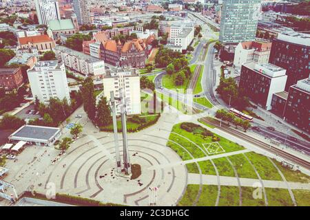GDANSK, POLONIA - 17 GIUGNO 2020: Veduta aerea del Centro europeo di solidarietà e il monumento ai lavoratori caduti del cantiere navale del 1970 con tre croci. Foto Stock