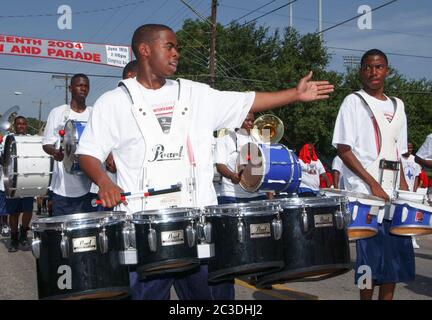 Austin, Texas, Stati Uniti. 19 giugno 2004. Austin, TX USA 19 giugno 2004: Sfilata annuale della Giunettesima nella comunità storicamente nera di Austin, che celebra la data del 19 giugno 1865, quando Galveston ricevette la parola che il presidente Lincoln aveva liberato i neri dalla schiavitù. Credit: Bob Daemmrich/ZUMA Wire/Alamy Live News Foto Stock