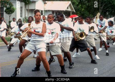 15 giugno 2020: Austin, Texas USA 19 giugno 2002: I membri della Jack Yates High School marching band si esibiscono per i residenti di Austin durante la celebrazione annuale del diciassettesimo giugno in cui si celebra l'emancipazione nera in Texas. Credit: Bob Daemmrich/ZUMA Wire/Alamy Live News Foto Stock